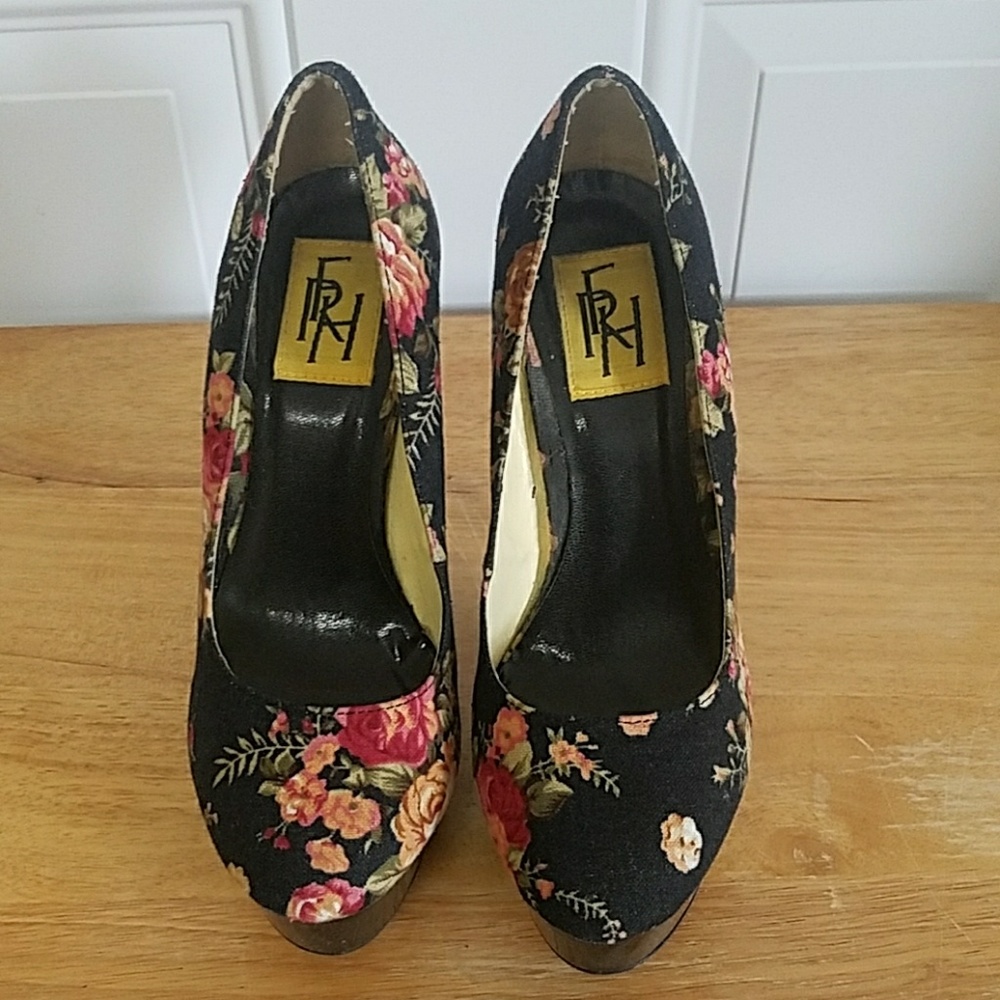 🔥🆕LOW PRICE 🔥BLACK FLORAL PLATFORM HEELS